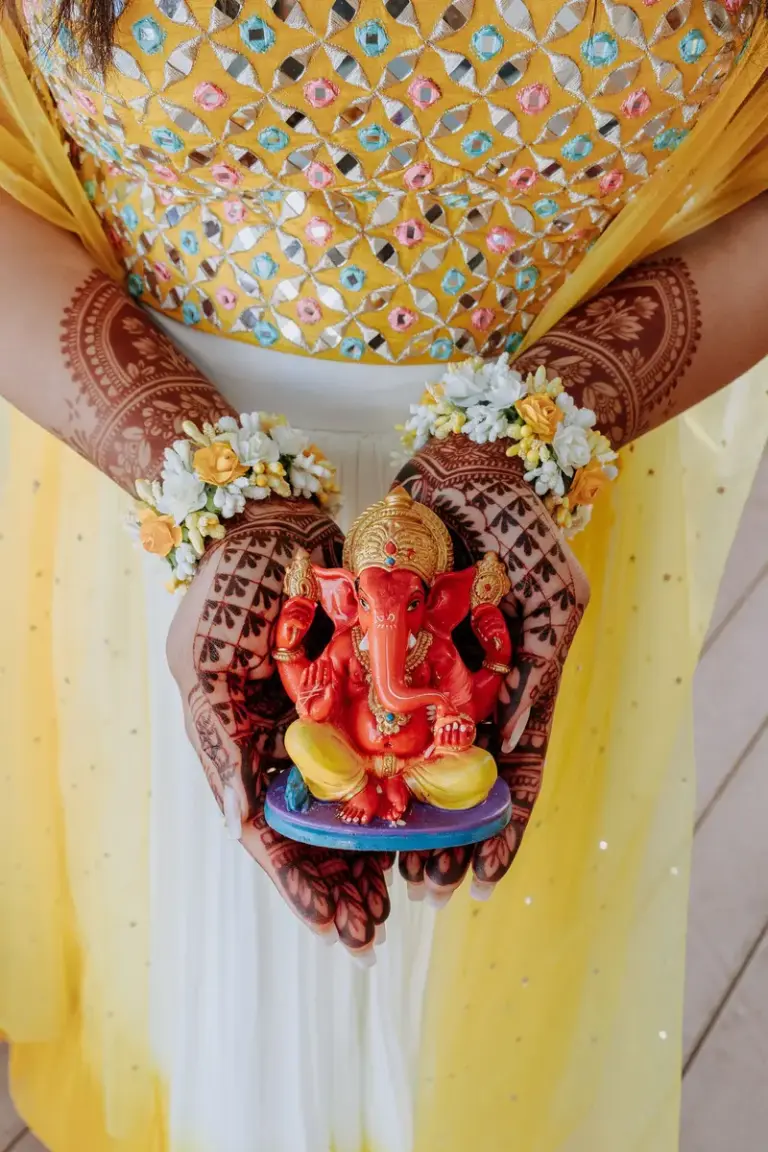 Boda hindú en Royalton Riviera Cancún, el haldi: preparativos , ídolo de Ganesh.