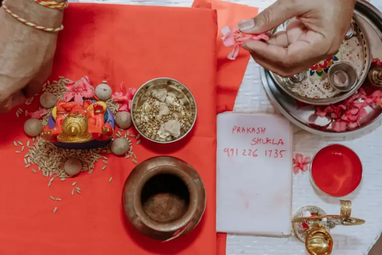 Boda hindú en Royalton Riviera Cancún, el haldi: montaje , charola ritual.