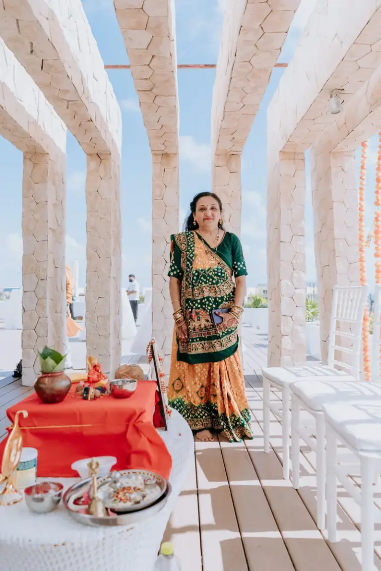Boda hindú en Royalton Riviera Cancún, el haldi: puja , retrato ambiental.