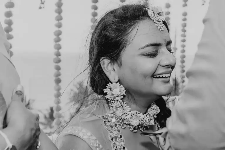 Boda hindú en Royalton Riviera Cancún, el haldi: haldi , novia en blanco y negro.