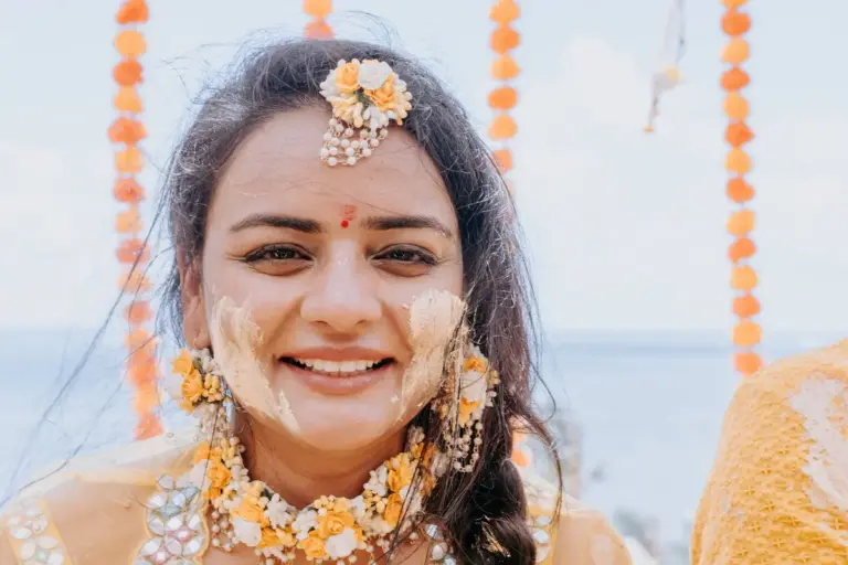 Boda hindú en Royalton Riviera Cancún, el haldi: haldi , retrato novia pasta.
