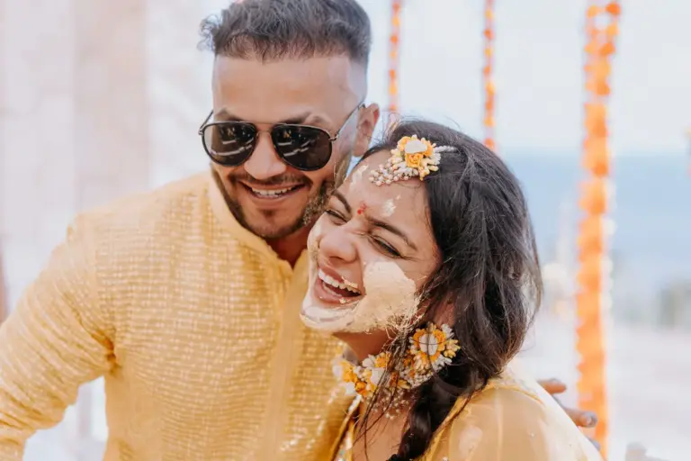Boda hindú en Royalton Riviera Cancún, el haldi: haldi , abrazo pasta.