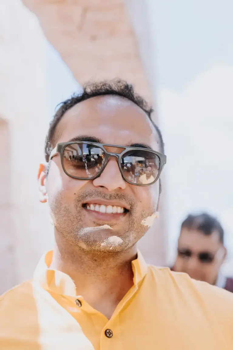 Boda hindú en Royalton Riviera Cancún, el haldi: haldi , retrato novio pasta.