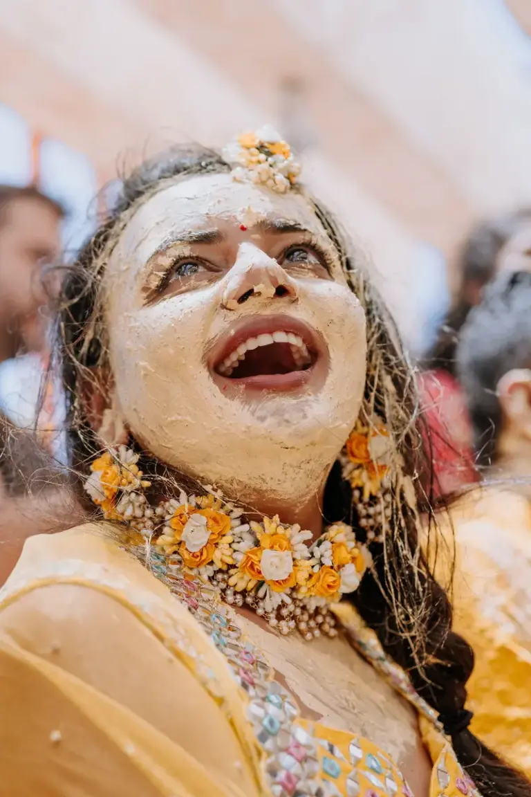 Boda hindú en Royalton Riviera Cancún, el haldi: haldi , retrato novia gozo.