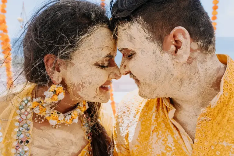 Boda hindú en Royalton Riviera Cancún, el haldi: pareja , frentes juntas.