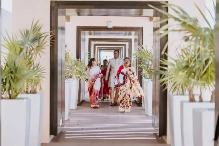 Boda hindú en Royalton Riviera Cancún, la Griha Shanti puja: pareja , columnas.