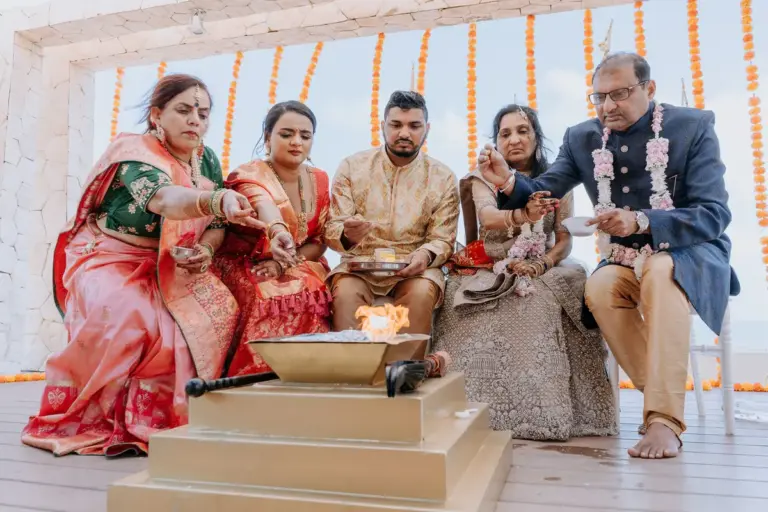 Boda hindú en Royalton Riviera Cancún, la Griha Shanti puja: fuego ritual.