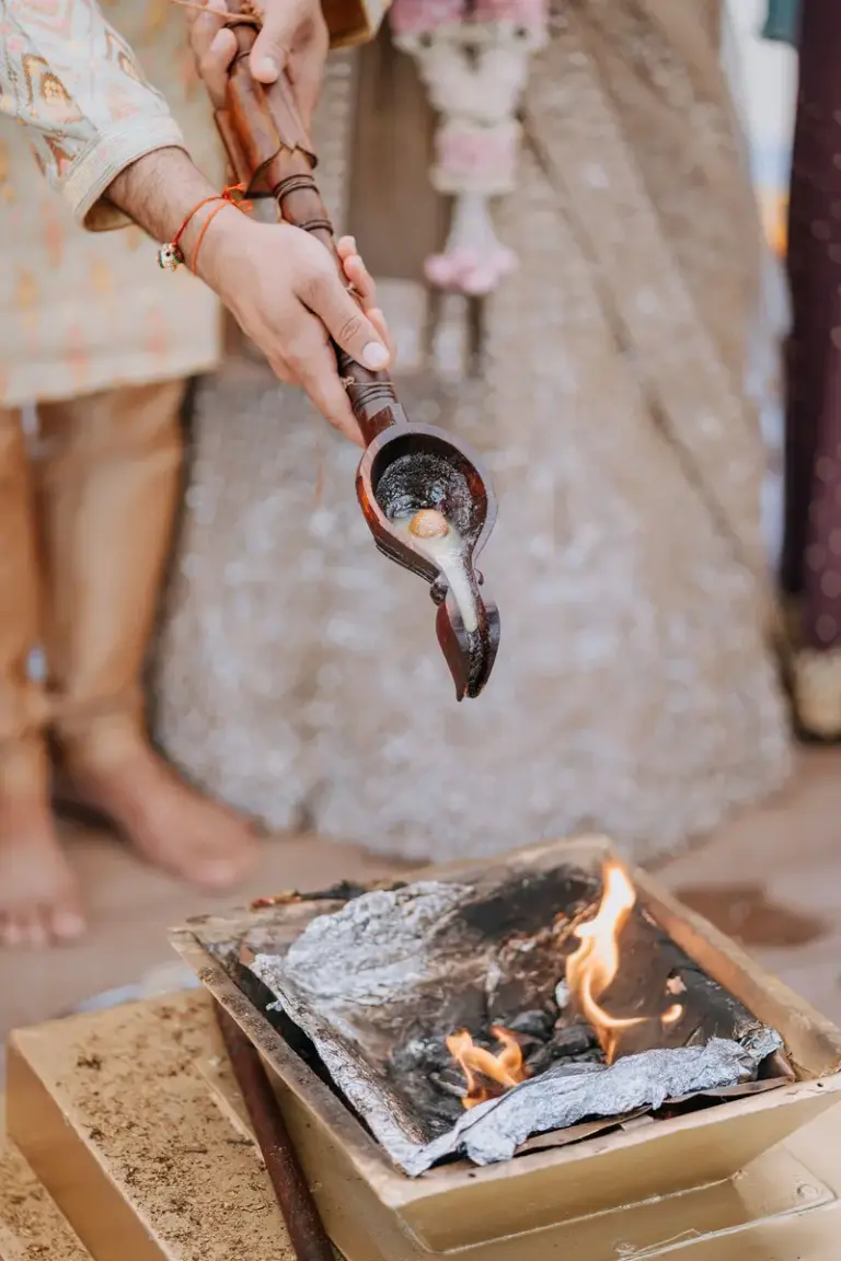Boda hindú en Royalton Riviera Cancún, la Griha Shanti puja: fuego ritual.