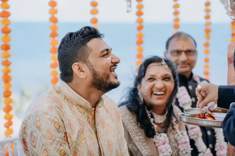 Boda hindú en Royalton Riviera Cancún, la Griha Shanti puja: intercambio dulces.