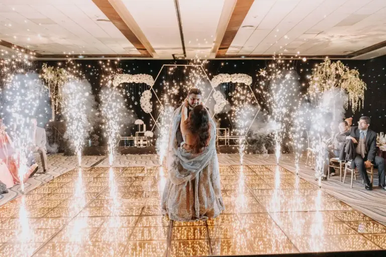Boda hindú en Royalton Riviera Cancún, la recepción: baile con chispas frías.