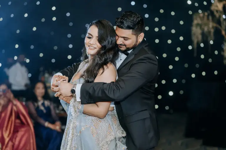 Boda hindú en Royalton Riviera Cancún, la recepción: baile con confeti.