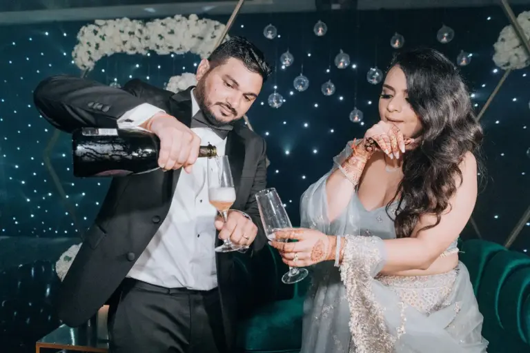 Boda hindú en Royalton Riviera Cancún, la recepción: brindis con champán.