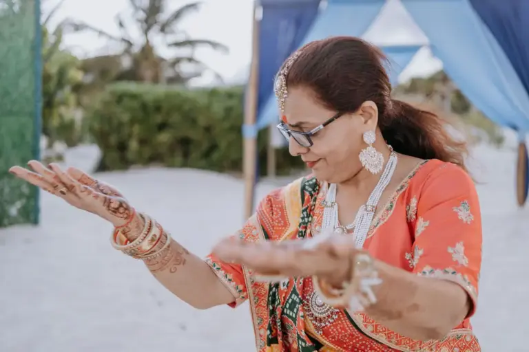 Boda hindú en Royalton Riviera Cancún, el sangeet: andador , henna.