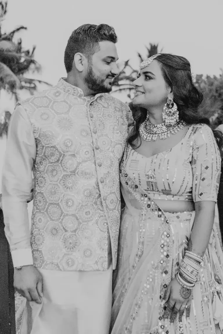 Boda hindú en Royalton Riviera Cancún, el sangeet: hora dorada , pareja en blanco y negro.