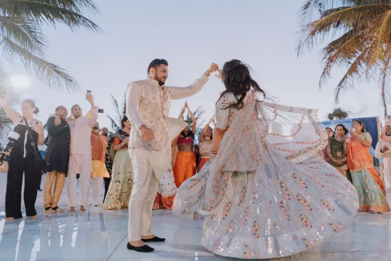 Boda hindú en Royalton Riviera Cancún, el sangeet: presentación , giro grande.
