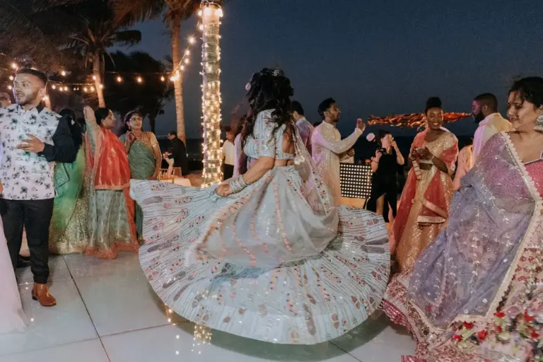 Boda hindú en Royalton Riviera Cancún, el sangeet: escenario , giro con luces.