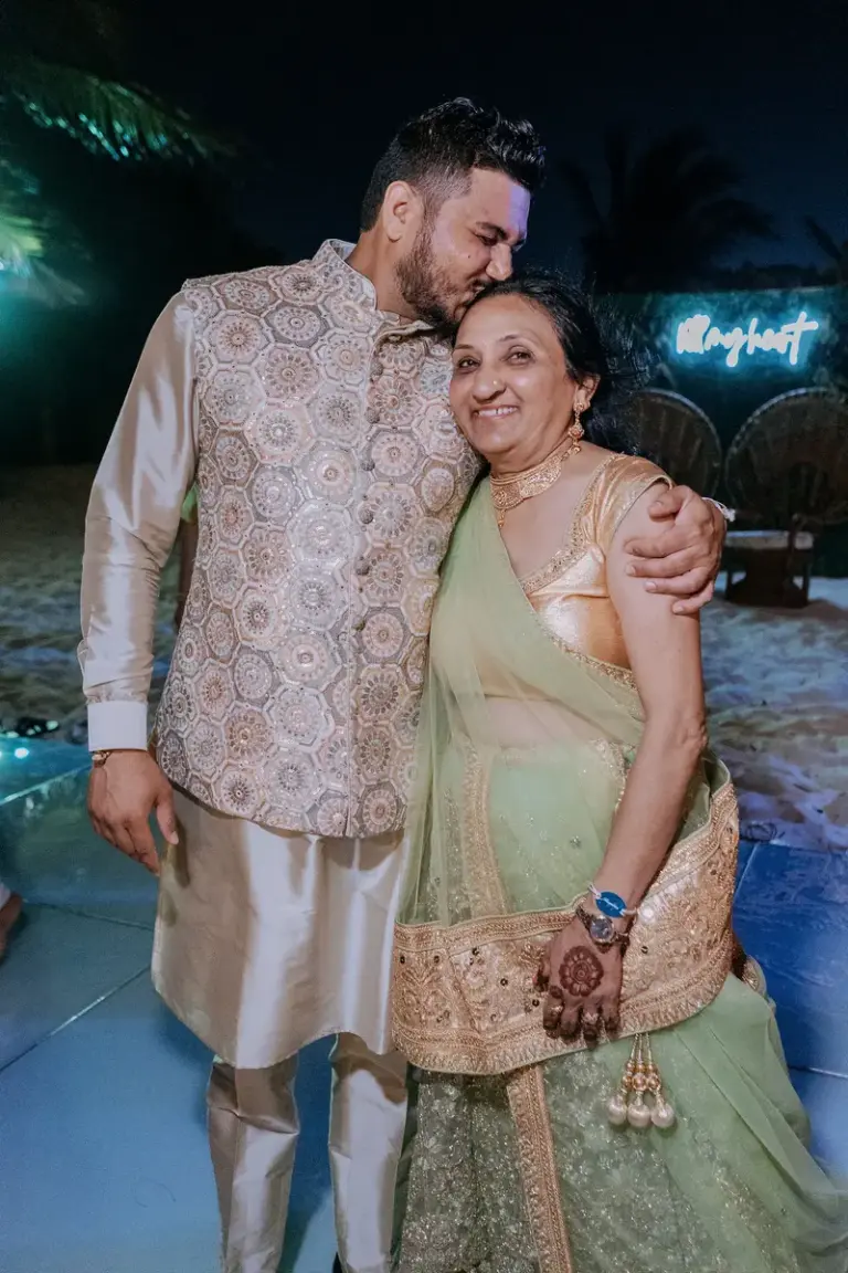 Boda hindú en Royalton Riviera Cancún, el sangeet: emocion , hijo madre.