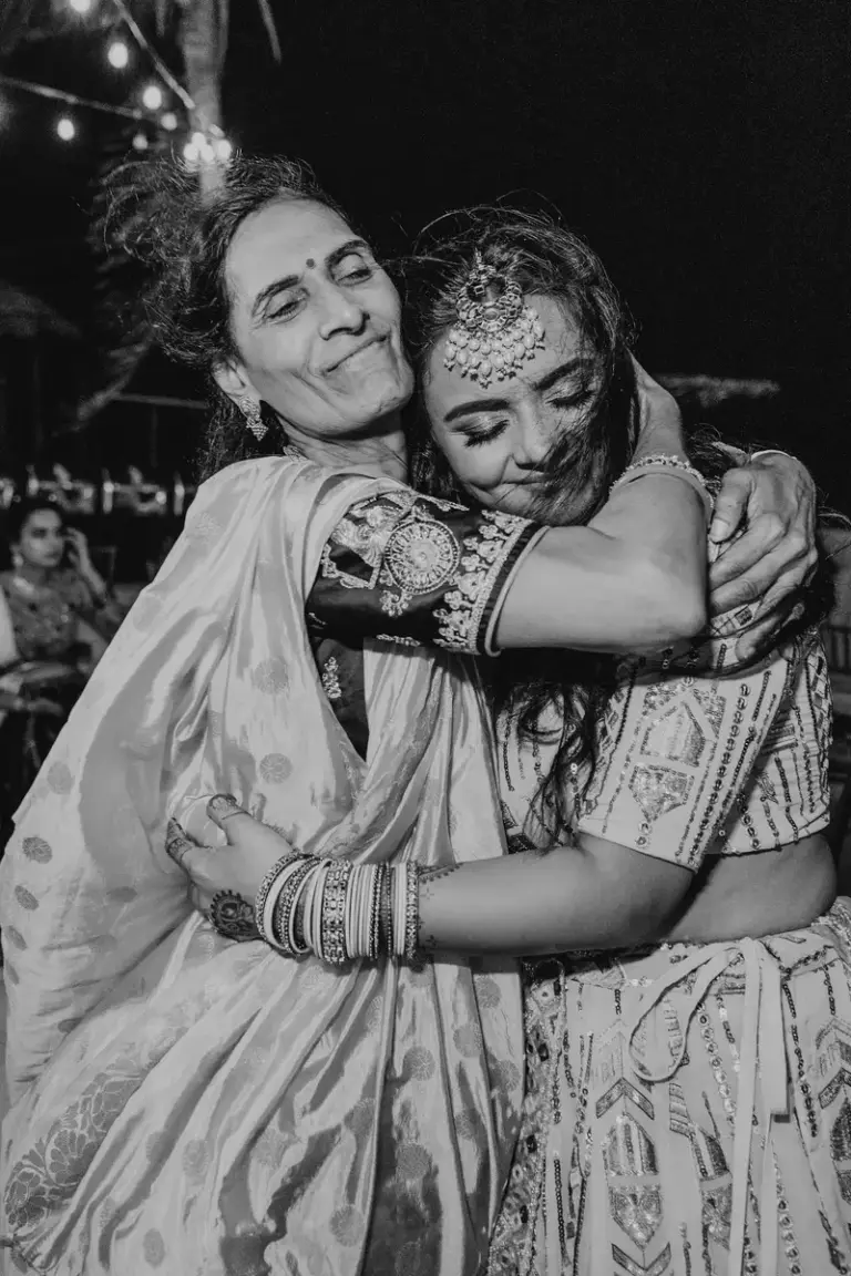 Boda hindú en Royalton Riviera Cancún, el sangeet: emocion , abrazo en blanco y negro.