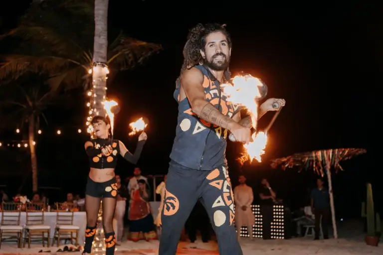 Boda hindú en Royalton Riviera Cancún, el sangeet: show fuego , artista.