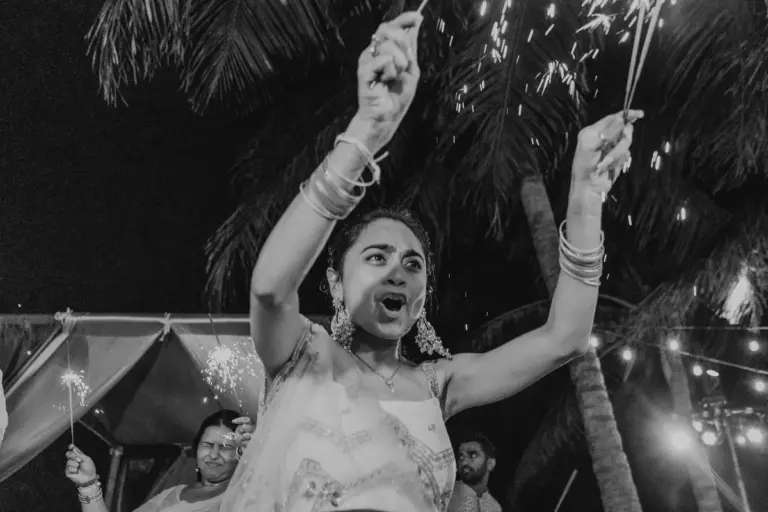 Boda hindú en Royalton Riviera Cancún, el sangeet: sparklers , en blanco y negro.