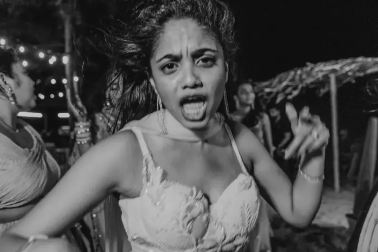 Boda hindú en Royalton Riviera Cancún, el sangeet: fiesta , reaccion en blanco y negro.