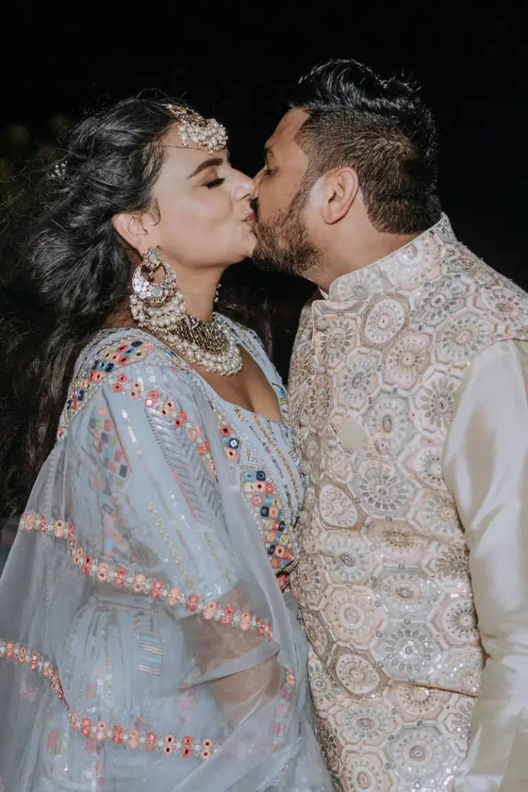 Boda hindú en Royalton Riviera Cancún, el sangeet: noche , pareja beso cabeza.