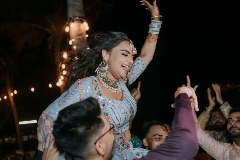 Boda hindú en Royalton Riviera Cancún, el sangeet: fiesta , novia en hombros.