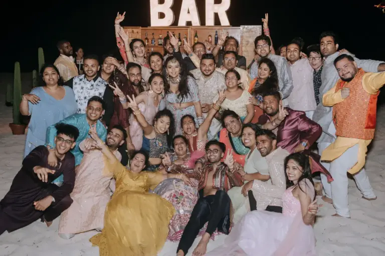 Boda hindú en Royalton Riviera Cancún, el sangeet: cierre , foto familiar.