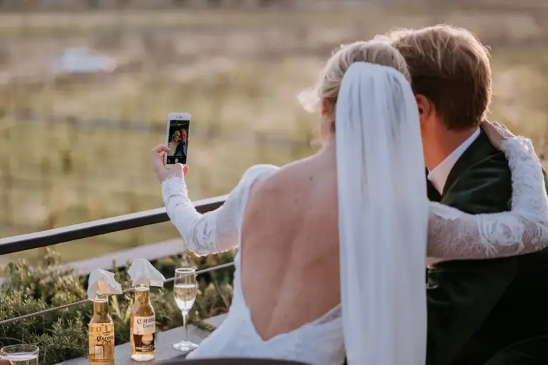 Recepción de boda bajo un techo de amaranto en el Viñedo San Francisco, San Miguel de Allende