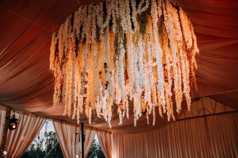 Recepción de boda bajo un techo de amaranto en el Viñedo San Francisco, San Miguel de Allende