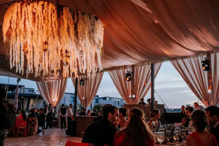 Recepción de boda bajo un techo de amaranto en el Viñedo San Francisco, San Miguel de Allende