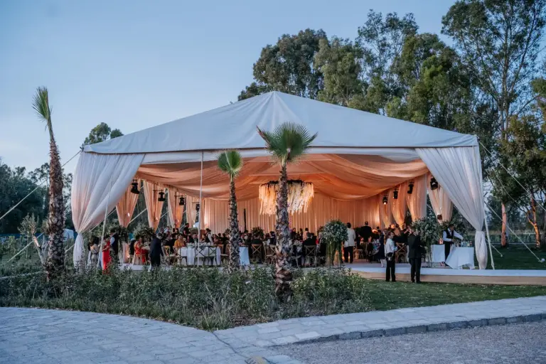 Recepción de boda bajo un techo de amaranto en el Viñedo San Francisco, San Miguel de Allende