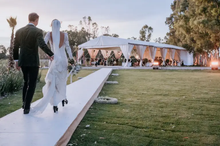 Recepción de boda bajo un techo de amaranto en el Viñedo San Francisco, San Miguel de Allende