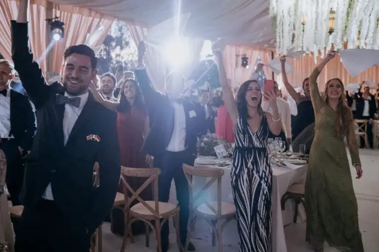 Recepción de boda bajo un techo de amaranto en el Viñedo San Francisco, San Miguel de Allende
