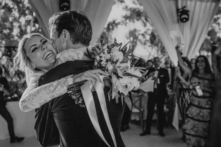 Recepción de boda bajo un techo de amaranto en el Viñedo San Francisco, San Miguel de Allende