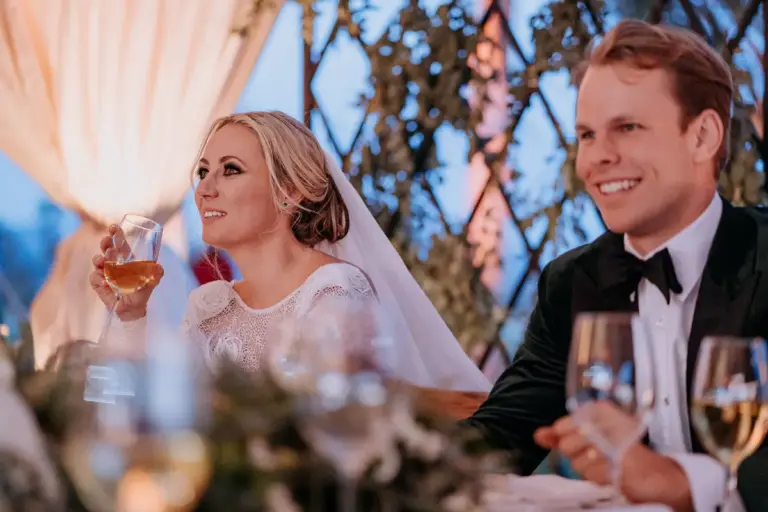 Recepción de boda bajo un techo de amaranto en el Viñedo San Francisco, San Miguel de Allende