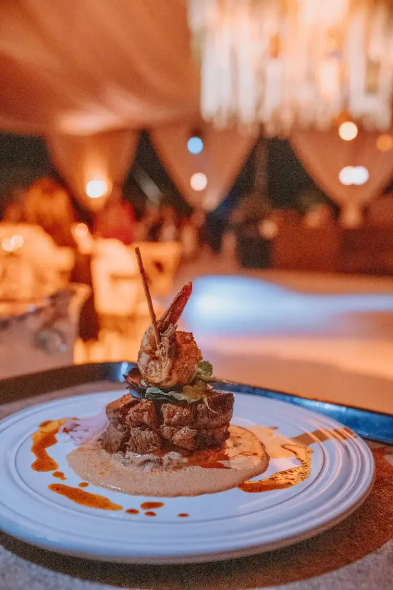 Recepción de boda bajo un techo de amaranto en el Viñedo San Francisco, San Miguel de Allende