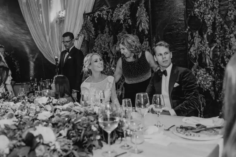 Recepción de boda bajo un techo de amaranto en el Viñedo San Francisco, San Miguel de Allende