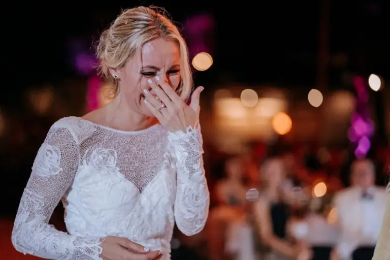 Recepción de boda bajo un techo de amaranto en el Viñedo San Francisco, San Miguel de Allende