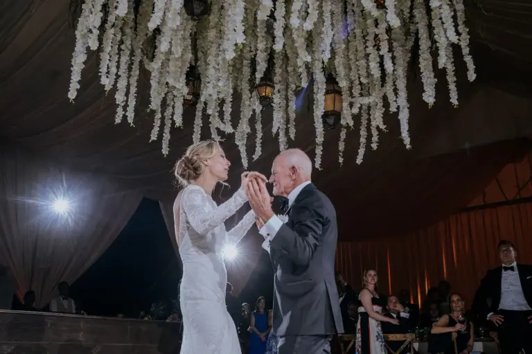 Recepción de boda bajo un techo de amaranto en el Viñedo San Francisco, San Miguel de Allende