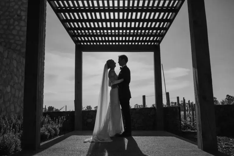 Retratos de pareja a la hora dorada en el viñedo, San Miguel de Allende