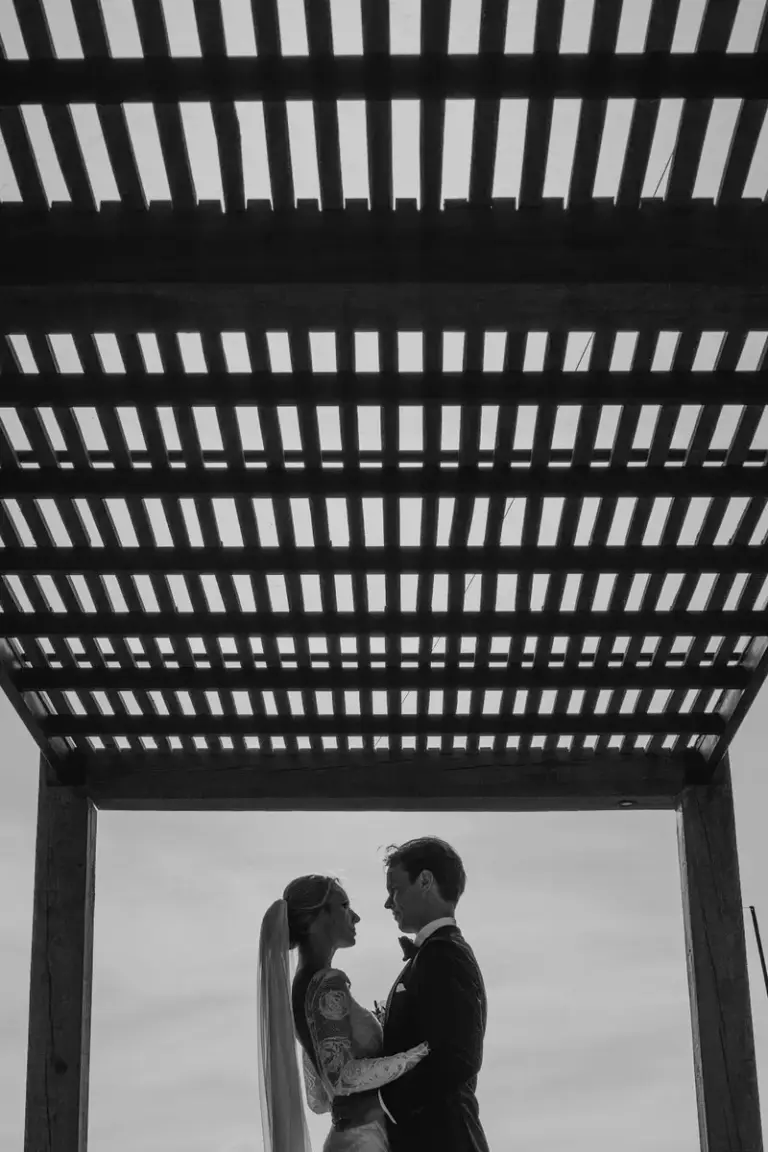 Retratos de pareja a la hora dorada en el viñedo, San Miguel de Allende