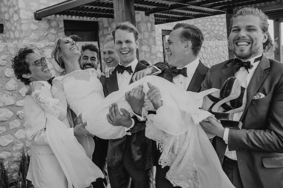 Wedding party portrait under the stone pergola at Viñedo San Francisco, San Miguel de Allende