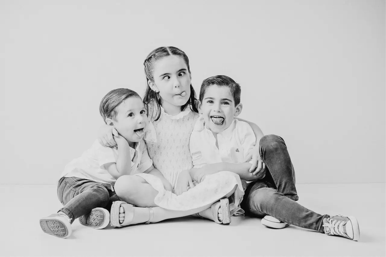 Tres hermanos sueltos en una sesión de familia