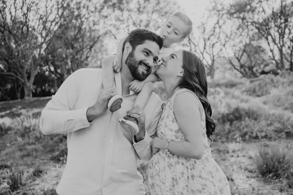 Familia conectada frente a cámara