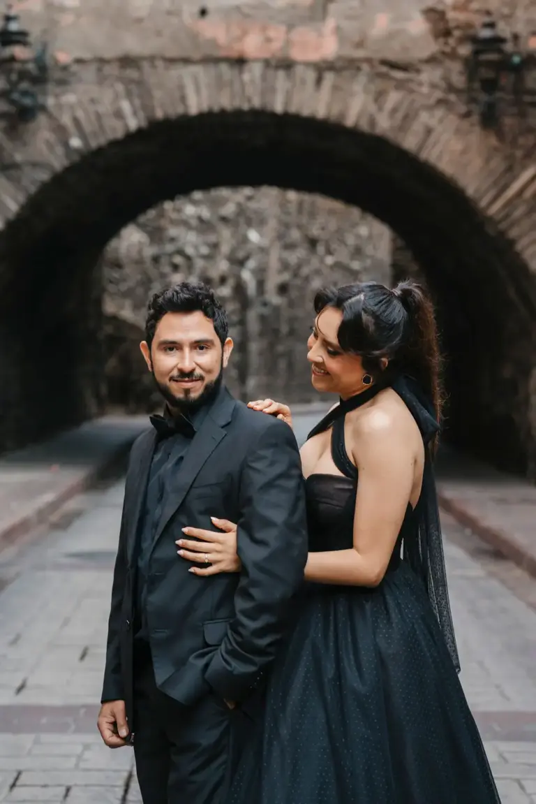 Guanajuato engagement couple portrait stone arch
