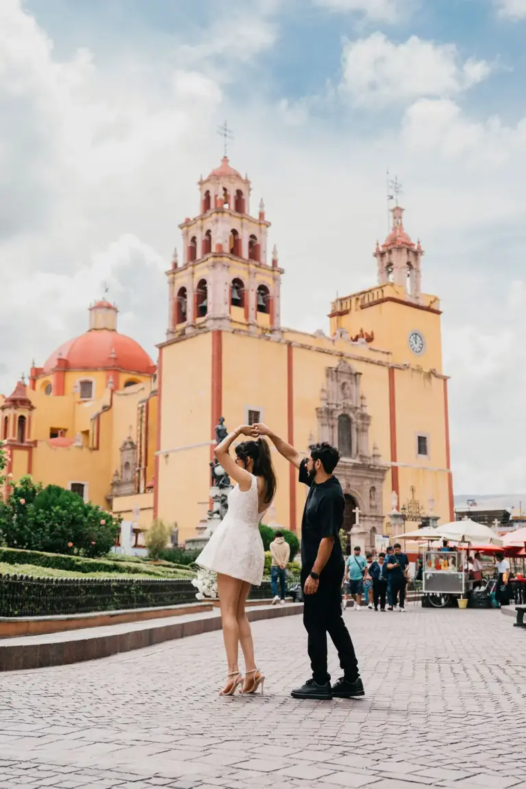 Ella girando frente a la Basílica amarilla de Guanajuato, sesión de compromiso de destino