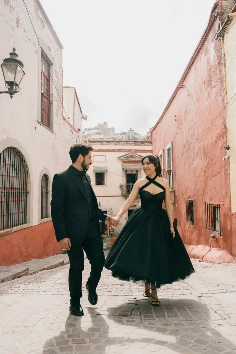 Sesión de compromiso en Guanajuato, bailando en una calle de terracota