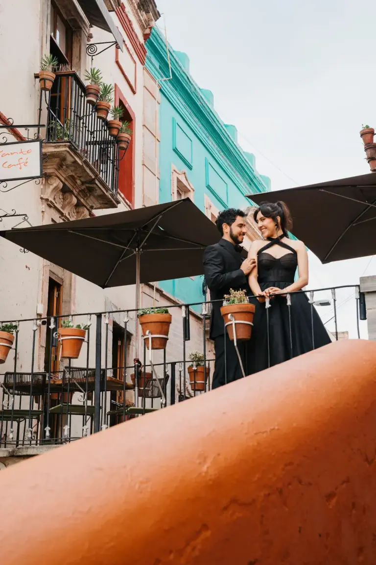 Sesión de compromiso en Guanajuato, balcón colorido con sombrillas