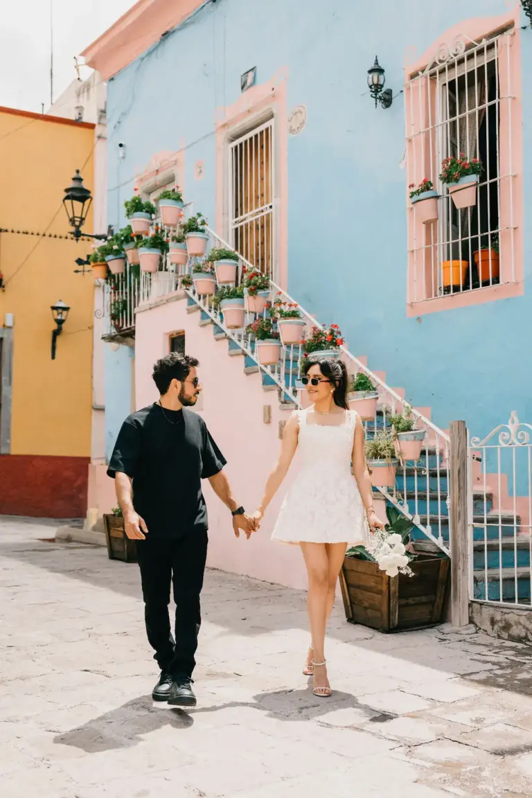 Sesión de compromiso en Guanajuato, callejón con escalera azul colorida